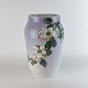 Kongelig vase i 
porcelæn med 
motiv af grene 
med 
æbleblomster på 
gradueret blå 
baggrund. Nr. 
...