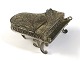 Lille minature 
flygel i 
filigran sølv 
(800). Længde 
6,6 cm. Højde 
3,3 cm