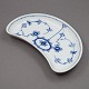 Royal 
Copenhagen,
musselmalet 
riflet 
porcelæn;
Halvmåne fad 
#154. 
3.-
/medarbejdersortering.
 ...