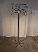 Stumtjener i 
metal med 6 
stk. 
metalbøjler, 
fra 1990erne.
Den har 
brugsspor.
Højde 169cm 
...