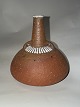 Vase i keramik 
med to små 
ører. Sparsom 
dekoration med 
hvid glasur. I 
god stand. 
Signeret af ...
