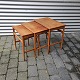 Indskudsborde i 
teak
Design Hans 
Jørgen Wegner.
Producent 
Andreas Tuck
Ridse i en af 
...
