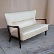 To personers 
sofa med høj 
ryg med stel i 
lakeret og 
bejset bøgetræ. 
Sofaen er 
betrukket med 
...