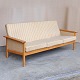 Tre personers 
sofa med stel i 
lakeret egetræ. 
Sofaen er 
betrykket med 
stribet meleret 
uldstof i ...