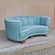 Bananformet 
sofa med 
springfjeder 
sæde. Sofaen er 
betrukket med 
mønstret 
søgrønt stof og 
med ben ...