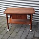 Rullebord med 
hylde og 
skuffe.
Skuffen kan 
åbnes fra begge 
sider.
Højde 52,5 cm
Bredde 75 ...