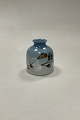 Royal 
Copenhagen 
Fajance Vase 
Celeste No. 
967/3907. 
Designet af 
Ellen Malmer.
Måler 8 cm / 
3,14 in.