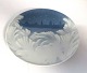 Bing & 
Grøndahl. 
Juleplatte 
1895. Bag den 
frosne rude. 
Diameter 17,5 
cm. (1 
sortering)