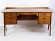 Moderne 
1960'erne 
skrivebord 
udformet i 
teaktræ med 3 
skuffer i hver 
side designet 
af Svend Aage 
...