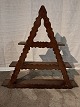 Amagerhylde i 
massivt egetræ, 
fra 1960erne.
Den har 
brugsspor.
Højde 72cm 
Bredde 70cm 
Dybde 11cm