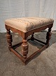 Skammel i 
massivt egetræ, 
fra 1930erne.
Den har 
brugsspor.
Højde 44cm 
Bredde 37cm 
Længde 53cm