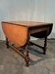 Bord i massivt 
egetræ, fra 
1930erne.
Det har 
brugsspor.
Højde 76cm 
Bredde 106cm 
Længde 88cm ...