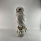 Stor figur i 
porcelæn med 
motiv af en 
sneugle 
siddende på en 
sten. Nr. 1500
Formgiver Dahl 
...