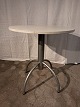 Bord i metal 
fra 2010erne.
Det har 
brugsspor.
Højde 75cm 
Diameter 70cm