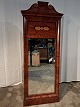 Spejl i fineret 
mahogni, fra 
1900erne.
Det har 
brugsspor.
Højde 164cm 
Bredde 67cm