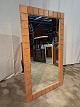 Spejl i massivt 
egetræ, fra 
1980erne..
Det har 
brugsspor.
Højde 122cm 
Bredde 70cm