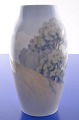 Bing & Grøndahl 
vase med 
landskabsdekoration.
 B&G 
porcelænsvase 
nr. 8528/243. 
Højde 24,5 cm. 
2. ...