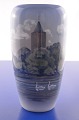 Royal 
Copenhagen 
porcelænsvase 
dekoreret vase 
med motiv af 
Gåsetårnet nr. 
2757/1049. 
Højde 23 ...