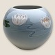 Bing & 
Grøndahl, vase, 
Med åkande 
motiv #6411, 
10cm høj, 12cm 
i diameter, 
3.sortering 
*Pæn stand*