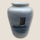Royal 
Copenhagen, 
Vase med båd 
#2898/ 1740, 
10,5cm høj, 8cm 
i diameter, 
1.sortering 
*Pæn stand*