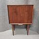 Barkabinet i 
teaktræ
Design af 
Illum Wikkelsø
Skab med mange 
detaljer. 
Blandt andet 
spejle, ...