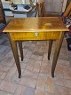Sybord i 
fineret nød og 
bejdset 
bøgetræ. Udført 
ca. 1950.
Pæn brugt 
stand. 
Mål: 72 cm. B. 
53 ...