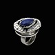 Boy Johansen. 
Ring i sterling 
sølv med Lapis 
Lazuli.