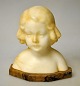 Goldschneider, 
Friedrich 
(1845- 1897) 
Østrig: Buste 
af pige. 
Alabast på gul 
8 kantet 
marmorfod. ...