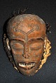Afrikansk 
udskåret 
træmaske, 20. 
årh. 
begyndelse. Med 
dekorationer og 
flettet siv. H: 
18 ...