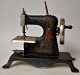 Barne 
symaskine, ca. 
1900, Tyskland. 
Udformet i 
jern. Med 
overførings 
dekorationer. 
H.: 16 cm. ...