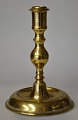 Barok dansk 
messing 
lysestage af 
Næstvedtypen, 
18. årh. 
Danmark. 
Stemplet. H: 
16,2 cm. Dia: 
11,5 ...