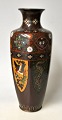 Kinesisk 
cloissonne 
vase, 19. årh. 
Polykrom 
dekoration med 
fugle og 
drager. H.: 25 
cm. 