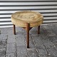 Skammel med 
rundt sæde af 
grønt ruskind 
og trebenet 
palisander 
stel.
Mærket Danish 
Furniture ...