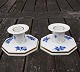 Blå Blomst Kantet porcelæn, par lave lysestager med og uden guldkant.