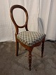 Salonstol i 
massivt 
bøgetræ, fra 
1900erne.
Den har 
brugsspor.
Ryghøjde 91cm 
Sædehøjde 48cm