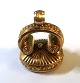 Svensk 18K 
signet (750). 
Lavet af Erik 
Sundstrøm, 
Stockholm. 
Produceret 
1830erne. 
Bredde 27 mm.
