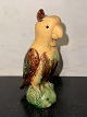Figur af 
papegøje som 
sparegris / 
sparebøsse i 
bemalet 
keramik. 
Fremstillet 
omkring 1900.  
H. 16 cm
