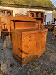 Anrettermøbel i 
egetræ fra ca 
1920'erne.
Det er i pæn 
brugt stand.
Højde 118 cm. 
Bredde 98 cm. 
...