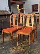 4 Spisestole i 
massiv egetræ 
fra ca 
1920'erne.
De står i pæn 
brugt stand. 
Højde 102 cm. 
...