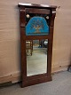 Spejl i fineret 
mahogni, fra 
1900erne.
Det har 
patina.
Højde 88cm 
Bredde 39cm
