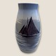 Bing & 
Grøndahl, Vase, 
Sejlskib #839- 
5247, 23cm høj, 
10cm i diameter 
*Pæn stand*