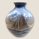 Bing & 
Grøndahl, 
Marine vase med 
skibsmotiv 
#948- 5507, 
30cm bred, 31cm 
høj, 
2.sortering 
*Pæn stand*