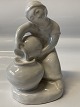 Hjorth Figur 
Fra Bornholm, 
ung Kvinde 
vandbærer.
Stemplet: 
L.Hjort - 
Danmark
Højde.:  15 
cm. ...