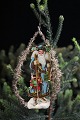 Antikt 
juletræspynt 
fra omkring år 
1900 i form af 
julemands 
glansbillede og 
tinsel. H: 
15cm.