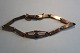 Utraditionelt 
og smukt 
gammelt armbånd 
med et led med 
blå sten
Med 
sikkerhedskæde 
(se foto) i ...
