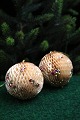Gamle 
julekugler 
lavet i papir 
med 
guldglimmer. 
Dia.: 6cm.
(3 stk. haves)