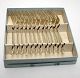 Columbine ABSA 
sølvplet 
bestik. 
Kagegaffel. 
Længde 14 cm. 
Æske med 12 
stk. Pris: 425 
kr.
