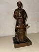 Tung figur af 
smed i arbejde. 
Udført i 
bronze. På 
soklens forside 
indgraveret 
22.9.43. I god 
...