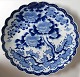 Japansk 
pragtfad, 
blådekoreret 
porcelæn, 19. 
årh. Med fliget 
kant. Dekoreret 
i blåt med 
træer og ...