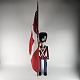 Fanebærer af 
malet træ, med 
flag.
Små brugsspor
Højde 51 cm
Bredde 8,5 cm
Længde 11,5 cm